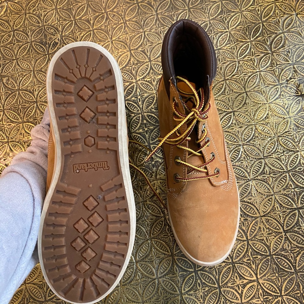 lightly worn - Picture 3 of 3